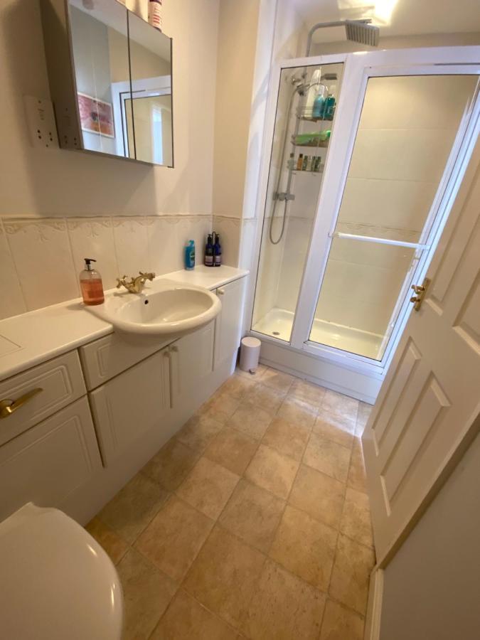 Choice Of One Double Bedroom With A Comfy Double Bed And Private En Suite For Solo Travellers Or Couples ,Or Alternatively Book Two Double Bedrooms For Families Or Friends Paddock Wood Ngoại thất bức ảnh