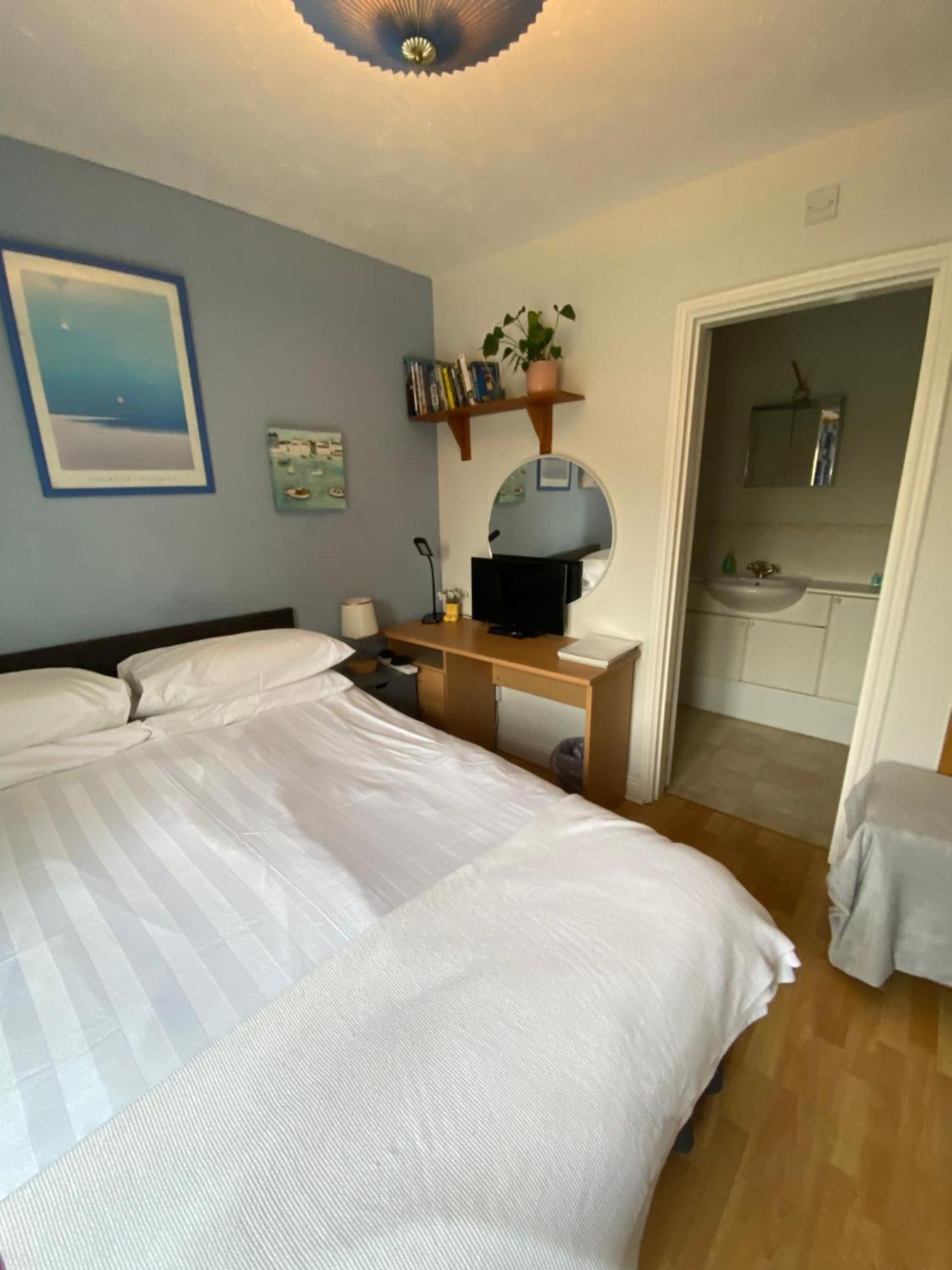 Choice Of One Double Bedroom With A Comfy Double Bed And Private En Suite For Solo Travellers Or Couples ,Or Alternatively Book Two Double Bedrooms For Families Or Friends Paddock Wood Ngoại thất bức ảnh